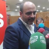 Francisco Fernández-Bravo, atendiendo a los medios de comunicación