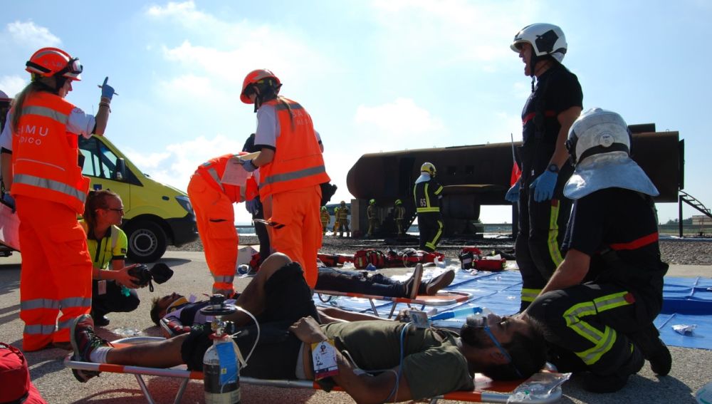 Asistencia sanitaria en simulacro de accidente en el Aeropuerto de El Altet.