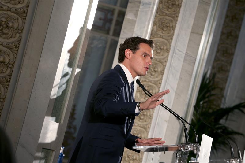 Rivera dice que el PSOE está en manos de Iceta, que acepta el "chantaje" secesionista Rivera dice que el PSOE está en manos de Iceta, que acepta el "chantaje" secesionista