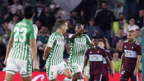 Los jugadores del Real Betis celebran un gol de Emerson