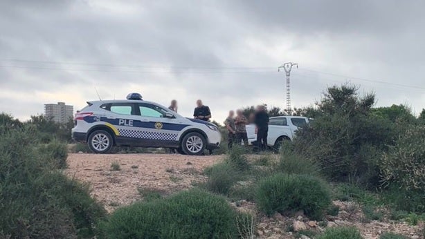 La Policía Local de Elche interviene cuatro escopetas en un fin de semana y denuncia a varios cazadores por disparar cerca de viviendas La Policía Local de Elche interviene cuatro escopetas en un fin de semana y denuncia a varios cazadores por disparar cerca de viviendas