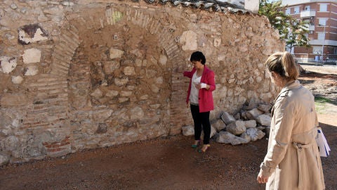 Zamora y Torralbo, frente al muro donde aparecieron restos arqueol&oacute;gicos