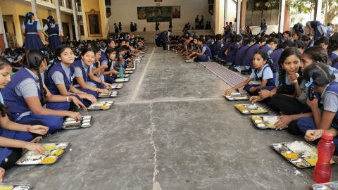 NI&Ntilde;AS EN LA ESCUELA DE LA FUNDACI&Oacute;N DHARMA
