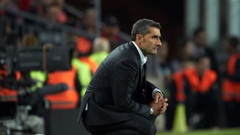 Ernesto Valverde, en la banda del Camp Nou