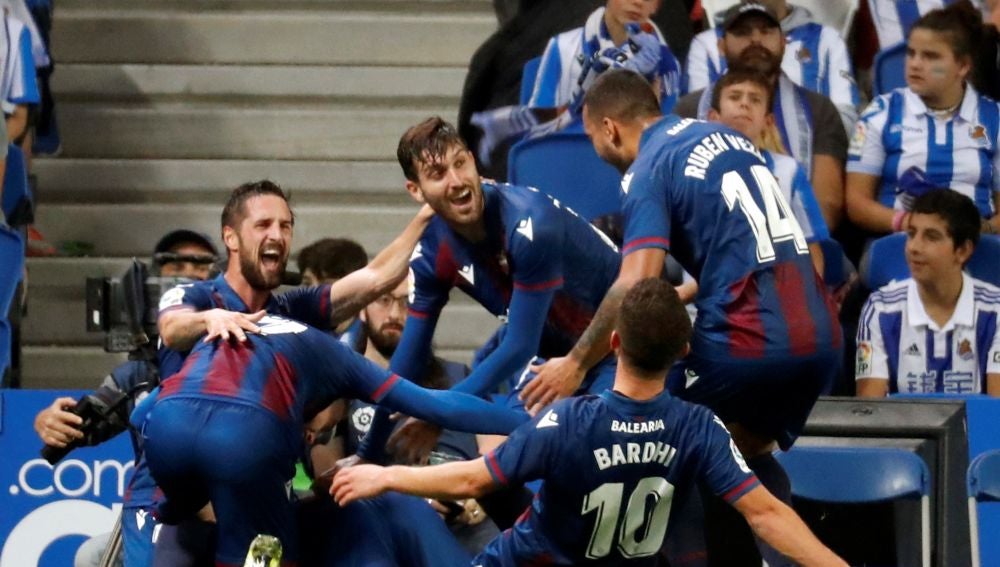 Los futbolistas del Levante celebran un gol