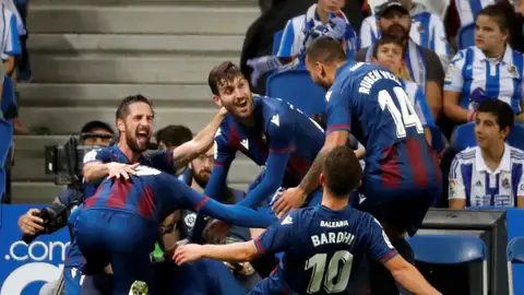 Los futbolistas del Levante celebran un gol Los futbolistas del Levante celebran un gol