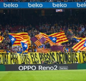 Esteladas y una pancarta pidiendo la libertad de los políticos catalanes en prisión, en el Camp Nou Esteladas y una pancarta pidiendo la libertad de los políticos catalanes en prisión, en el Camp Nou