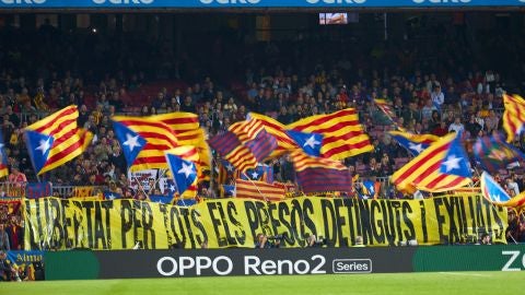 Esteladas y una pancarta pidiendo la libertad de los pol&iacute;ticos catalanes en prisi&oacute;n, en el Camp Nou