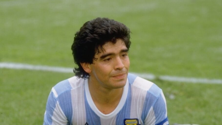 Diego Armando Maradona, tendido sobre el terreno de juego