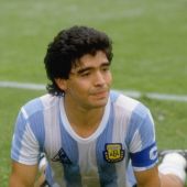 Diego Armando Maradona, tendido sobre el terreno de juego