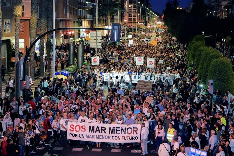 La Plataforma “SOS Mar Menor” anuncia otra gran movilización en Murcia en primavera ante una Ley de Protección “tramposa” que no ataca “de raíz” los verdaderos problemas de la laguna. La Plataforma “SOS Mar Menor” anuncia otra gran movilización en Murcia en primavera ante una Ley de Protección “tramposa” que no ataca “de raíz” los verdaderos problemas de la laguna.