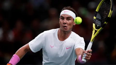 Rafa Nadal devuelve la bola durante un partido Rafa Nadal devuelve la bola durante un partido