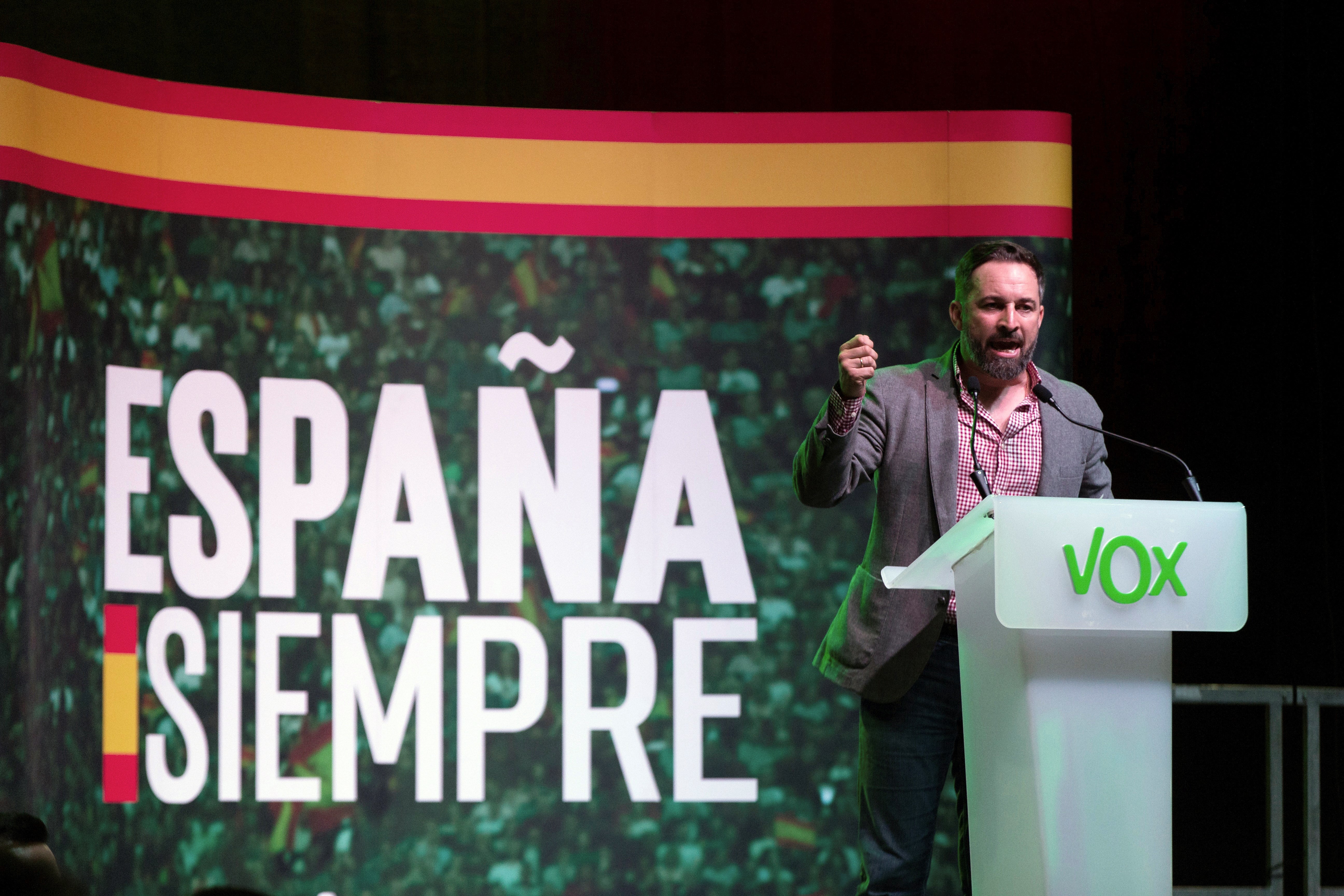 Santiago Abascal acusa al PSOE de "traición" y hace un llamamiento a los españoles ante "una emergencia nacional" Santiago Abascal acusa al PSOE de "traición" y hace un llamamiento a los españoles ante "una emergencia nacional"