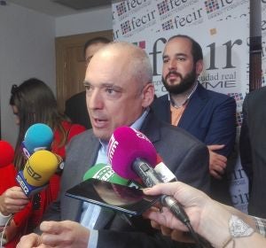 Rafael Simancas, en la sede de FECIR, atendiendo a los medios de comunicación Rafael Simancas, en la sede de FECIR, atendiendo a los medios de comunicación
