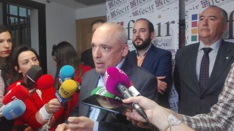 Rafael Simancas, en la sede de FECIR, atendiendo a los medios de comunicaci&oacute;n
