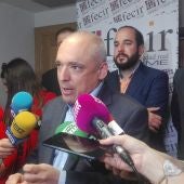Rafael Simancas, en la sede de FECIR, atendiendo a los medios de comunicación