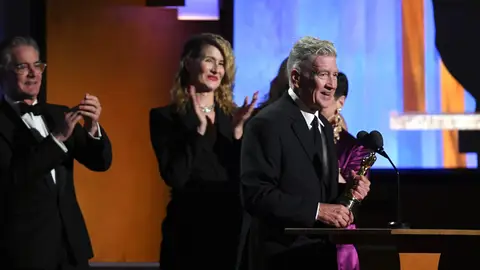David Lynch agradece su Oscar Honorífico ante la mirada de los actores Laura Dern y Kyle Maclachlan El director, con un breve discurso, se dirige al publico de los Governors Awards en Los Ángeles