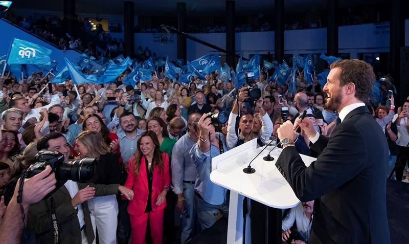 Casado proclama que "el PP vuelve con más fuerza que nunca" para echar al "inhabilitado" Sánchez Casado proclama que "el PP vuelve con más fuerza que nunca" para echar al "inhabilitado" Sánchez