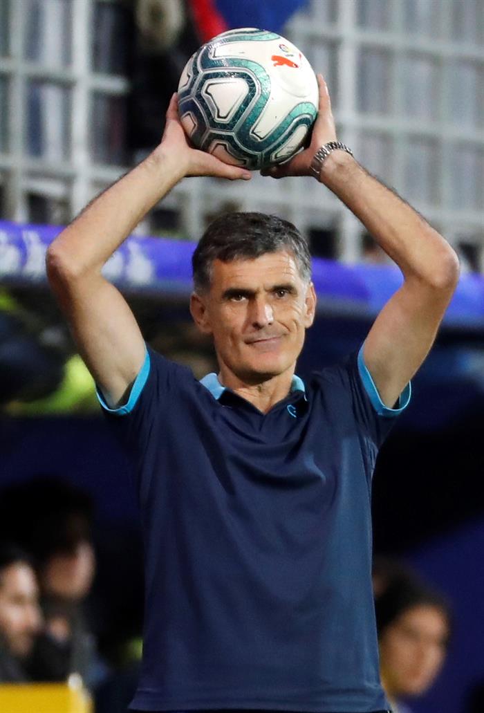 José Luis Mendilibar: "Orellana es especial; yo le digo de todo y él me contesta, pero nos llevamos bien" José Luis Mendilibar: "Orellana es especial; yo le digo de todo y él me contesta, pero nos llevamos bien"