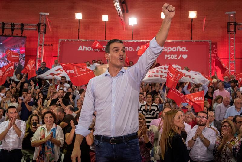 El PSOE ganaría las elecciones con menos diputados y VOX se consolida como tercera fuerza El PSOE ganaría las elecciones con menos diputados y VOX se consolida como tercera fuerza