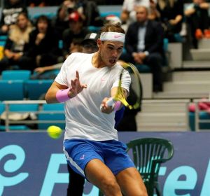 Rafa Nadal golpea una bola Rafa Nadal golpea una bola
