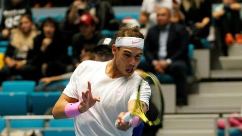 Rafa Nadal golpea una bola