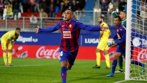Orellana celebra su gol con el Eibar