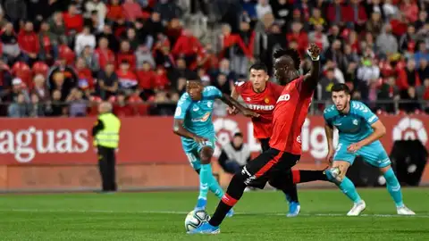 Lago junior lanza un penalti ante Osasuna Lago junior lanza un penalti ante Osasuna