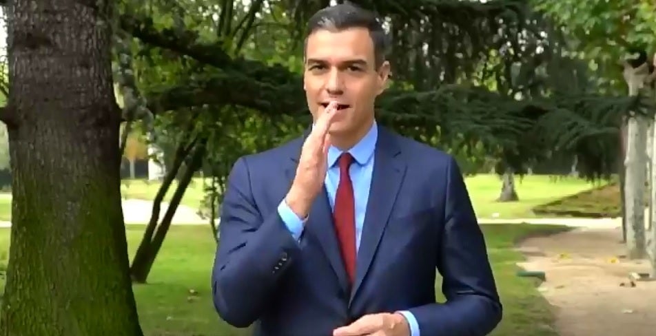 Pedro Sánchez pide el voto para el 10-N en lenguaje de signos Pedro Sánchez pide el voto para el 10-N en lenguaje de signos