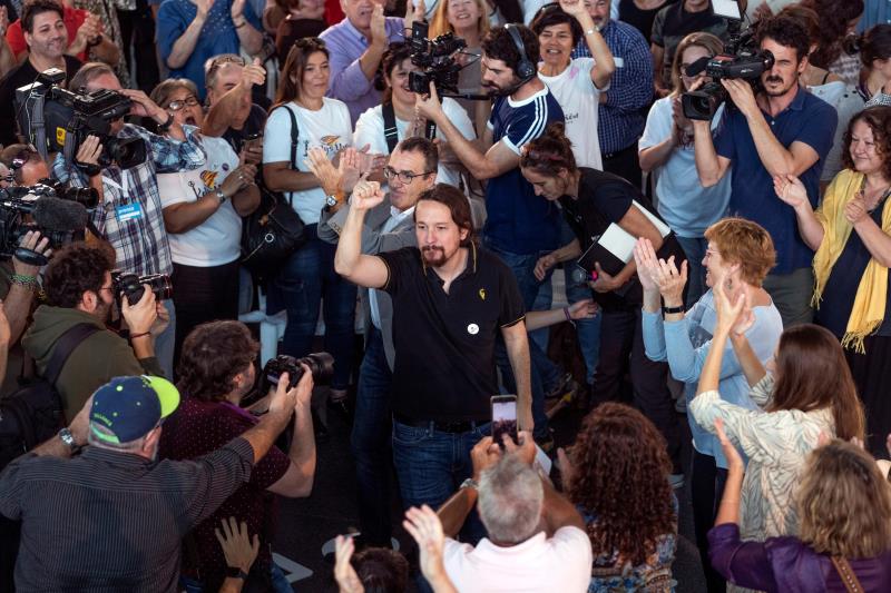 Iglesias acusa al PSOE, PP, Cs y Vox de competir por ver "quién tiene la bandera más grande" Iglesias acusa al PSOE, PP, Cs y Vox de competir por ver "quién tiene la bandera más grande"
