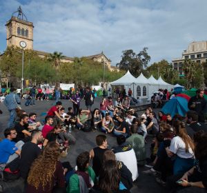 Unos 150 jóvenes pasan la noche acampados en plaza Universitat de Barcelona Unos 150 jóvenes pasan la noche acampados en plaza Universitat de Barcelona