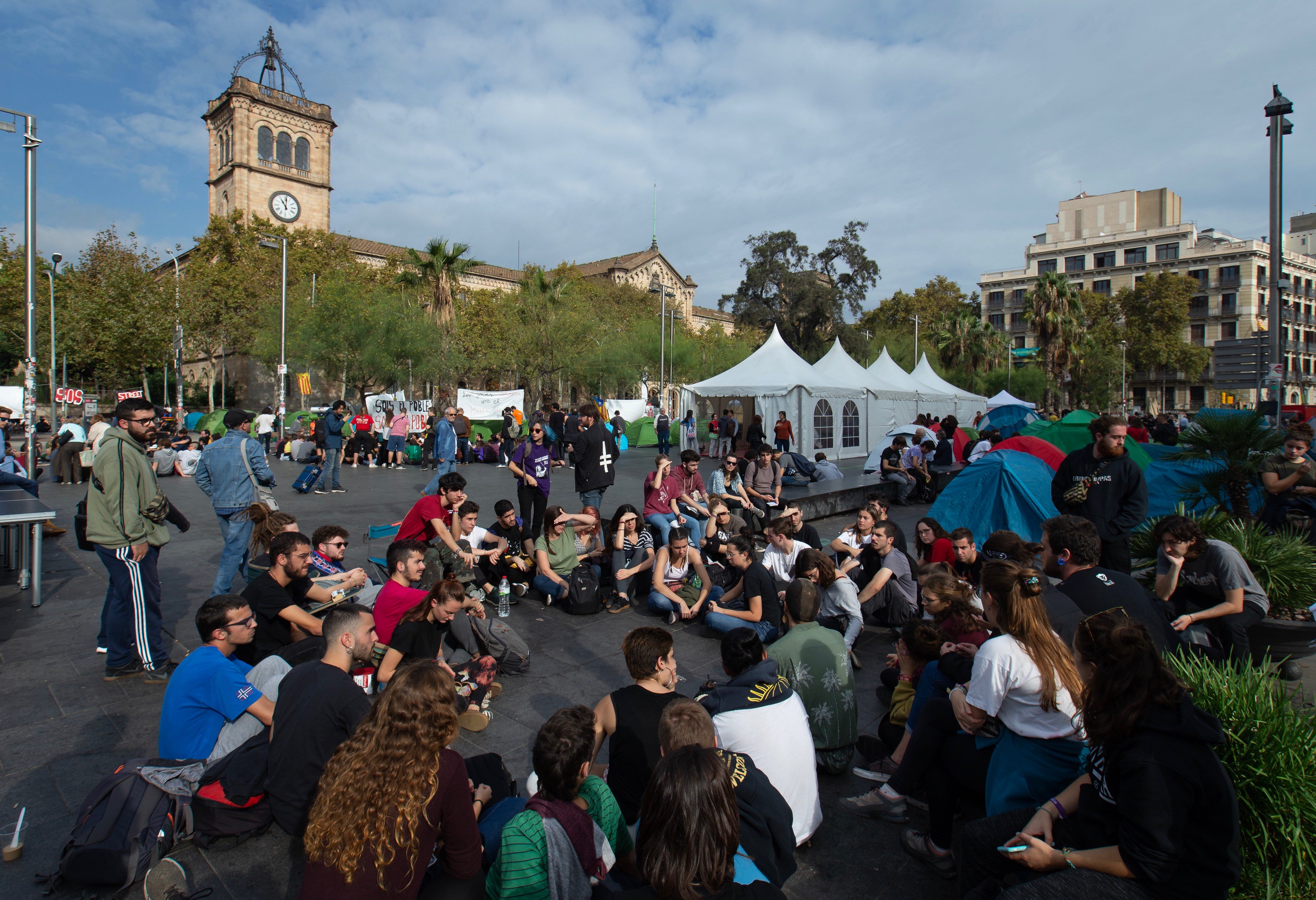 Desalojan a los acampados en la Plaza Universitat Desalojan a los acampados en la Plaza Universitat