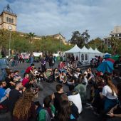 Unos 150 jóvenes pasan la noche acampados en plaza Universitat de Barcelona