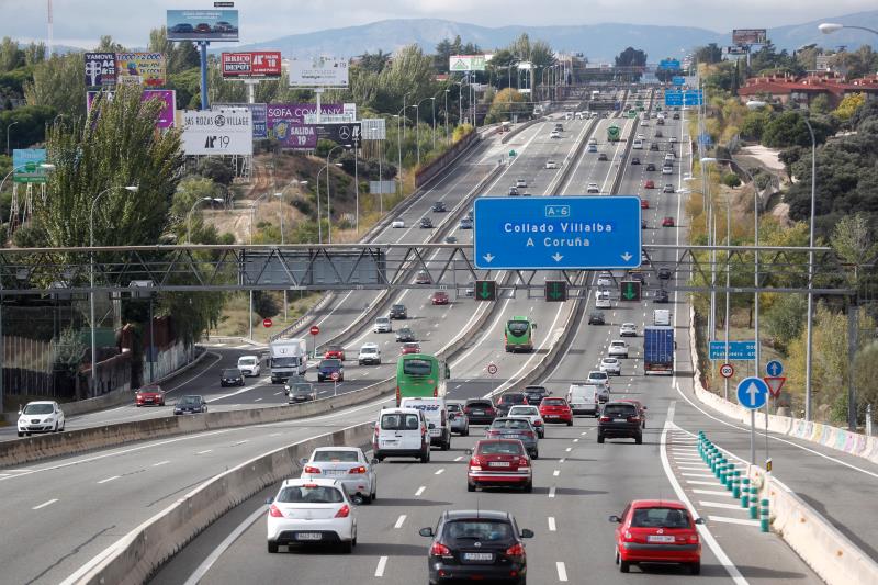 Largas retenciones en las salidas de Madrid y complicaciones en Barcelona por el puente de Todos los Santos Largas retenciones en las salidas de Madrid y complicaciones en Barcelona por el puente de Todos los Santos