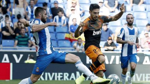 El delantero del Valencia Rub&eacute;n Sobrino, disputa el bal&oacute;n con el jugador del RCD Espanyol &Oacute;scar Melendo
