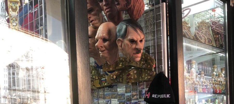 Caretas de Hitler en una tienda de Praga Caretas de Hitler en una tienda de Praga