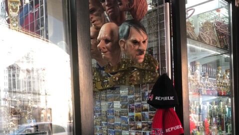Caretas de Hitler en una tienda de Praga 