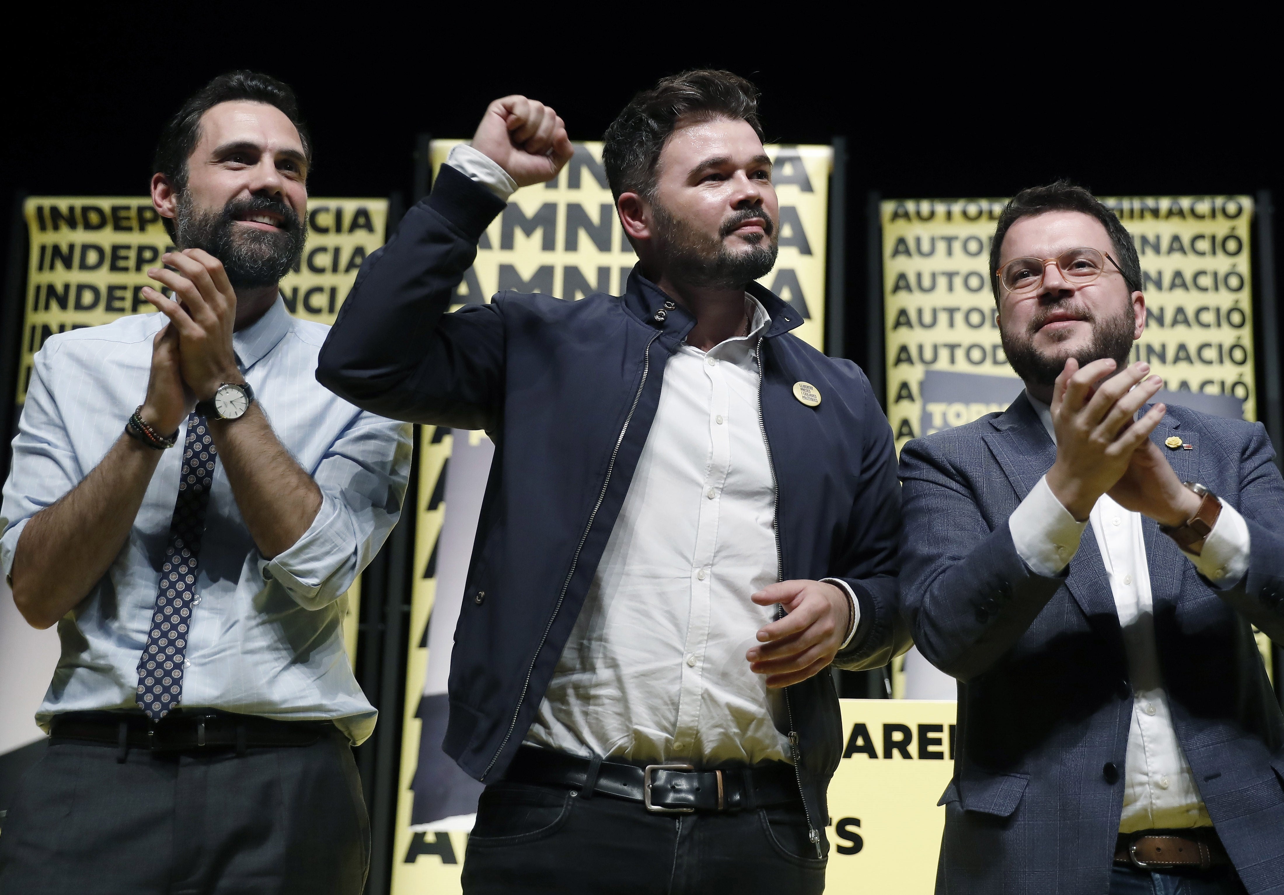 Gabriel Rufián acusa al Gobierno socialista de estar "acobardado por el fascismo" Gabriel Rufián acusa al Gobierno socialista de estar "acobardado por el fascismo"