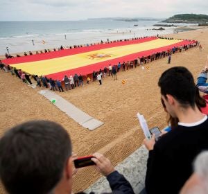 Elecciones Generales 2019: Vox despliega su bandera "más grande" en la playa del Sardinero de Santander Elecciones Generales 2019: Vox despliega su bandera "más grande" en la playa del Sardinero de Santander