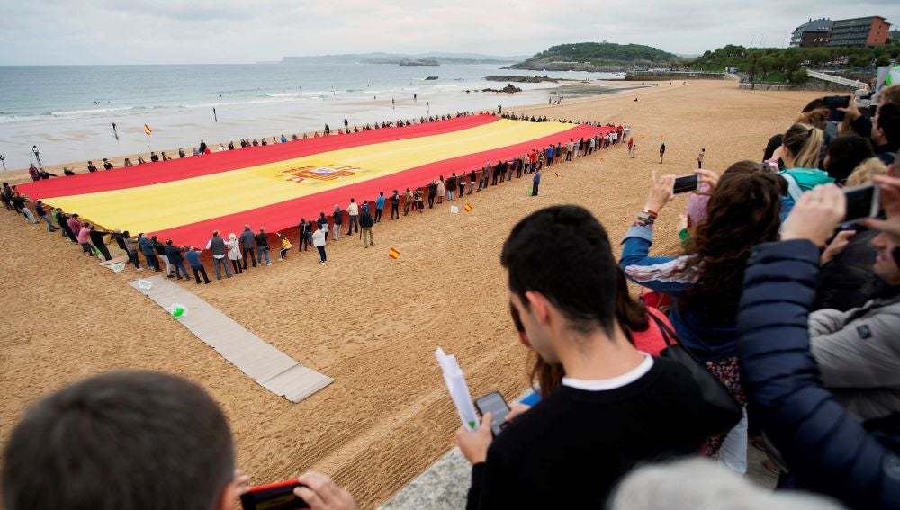 Elecciones Generales 2019: Vox despliega su bandera "más grande" en la playa del Sardinero de Santander