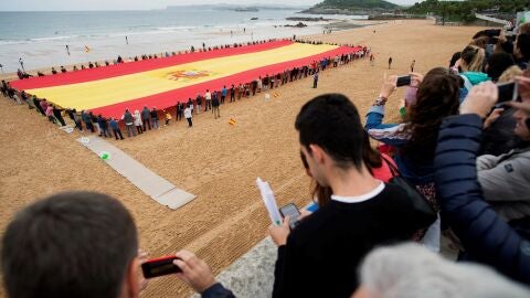 Vista de la bandera de Espa&ntilde;a "m&aacute;s grande" de Vox, en la playa del Sardinero de Santander