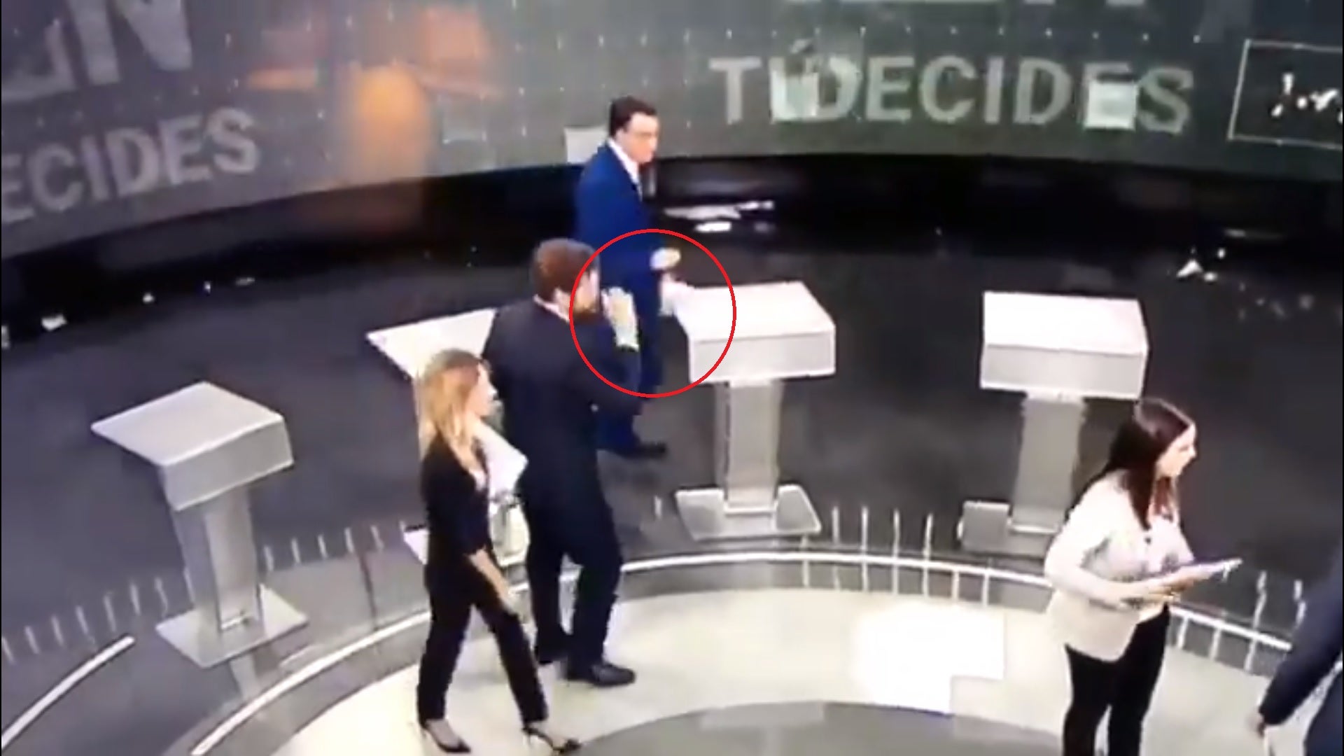 La tele con Monegal: El comentado momento en el que Aitor Esteban niega el saludo a Iván Espinosa de los Monteros tras el debate La tele con Monegal: El comentado momento en el que Aitor Esteban niega el saludo a Iván Espinosa de los Monteros tras el debate