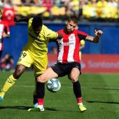El centrocampista camerunés del Villarreal André Anguissa, disputa el balón con el delantero del Athletic de Bilbao Iker Muniain, en el partido de la décimo segunda jornada de LaLiga Santander, disputada en el Estadio La Cerámica, en Villarreal. 