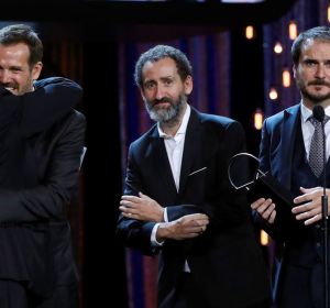 Jose Mari Goenaga, Jon Garaño y Aitor Arregi recogen la Concha de Plata a la Mejor Dirección por 'La trinchera infinita' Jose Mari Goenaga, Jon Garaño y Aitor Arregi recogen la Concha de Plata a la Mejor Dirección por 'La trinchera infinita'