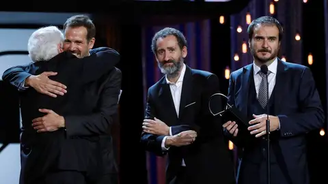 Jose Mari Goenaga, Jon Garaño y Aitor Arregi recogen la Concha de Plata a la Mejor Dirección por 'La trinchera infinita' Es la tercera película de los directores vascos que pasa por San Sebastián, tras 'Loreak' y 'Handia'