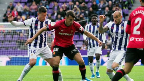  El delantero del RCD Mallorca Ante Budimir, disputa el bal&oacute;n con el centrocampista del Real Valladolid Rub&eacute;n Alcaraz y el delantero Sandro Ram&iacute;rez