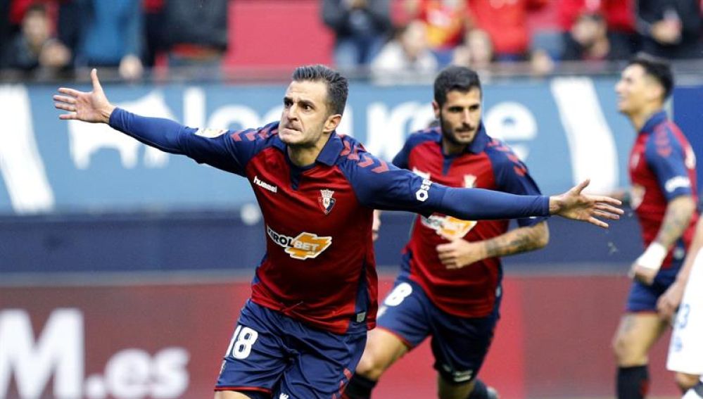  El jugador del Osasuna Juan Villar celebra un gol durante el partido ante el Deportivo Alavés