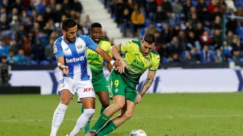  El jugador del CD Legan&eacute;s Recio lucha con Sergi Enrich, del Eibar, durante el partido de la jornada 12 de Liga en Primera Divisi&oacute;n 