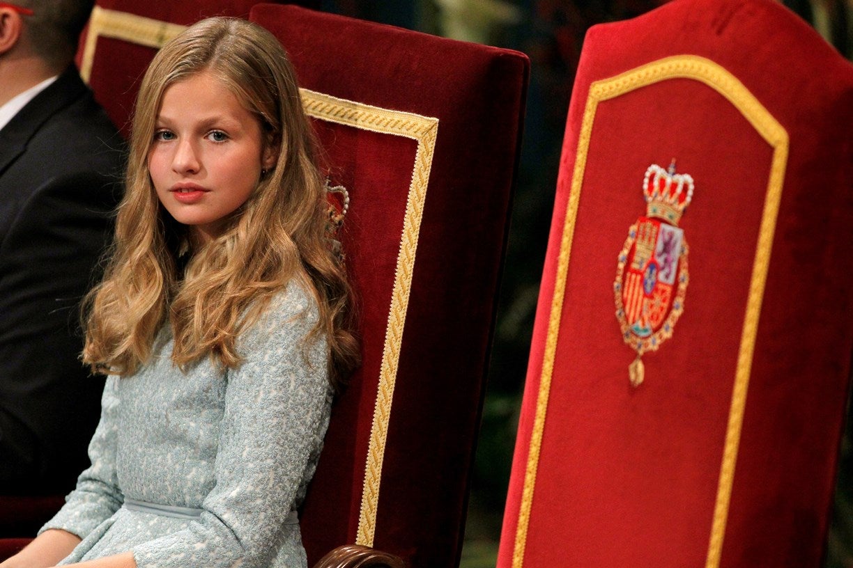 RTVE pide disculpas y cesa al autor del polémico rótulo sobre la princesa Leonor: "Ha sido un grave error" RTVE pide disculpas y cesa al autor del polémico rótulo sobre la princesa Leonor: "Ha sido un grave error"