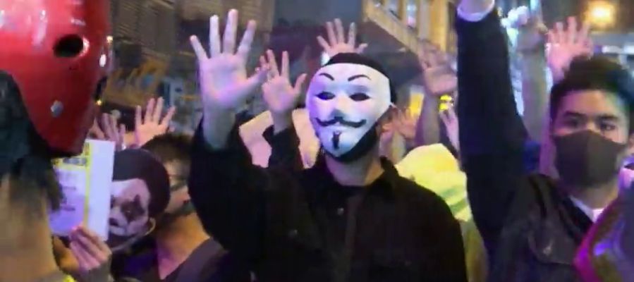 La Policia detiene a 200 personas durante los violentos disturbios del sábado en Hong Kong La Policia detiene a 200 personas durante los violentos disturbios del sábado en Hong Kong